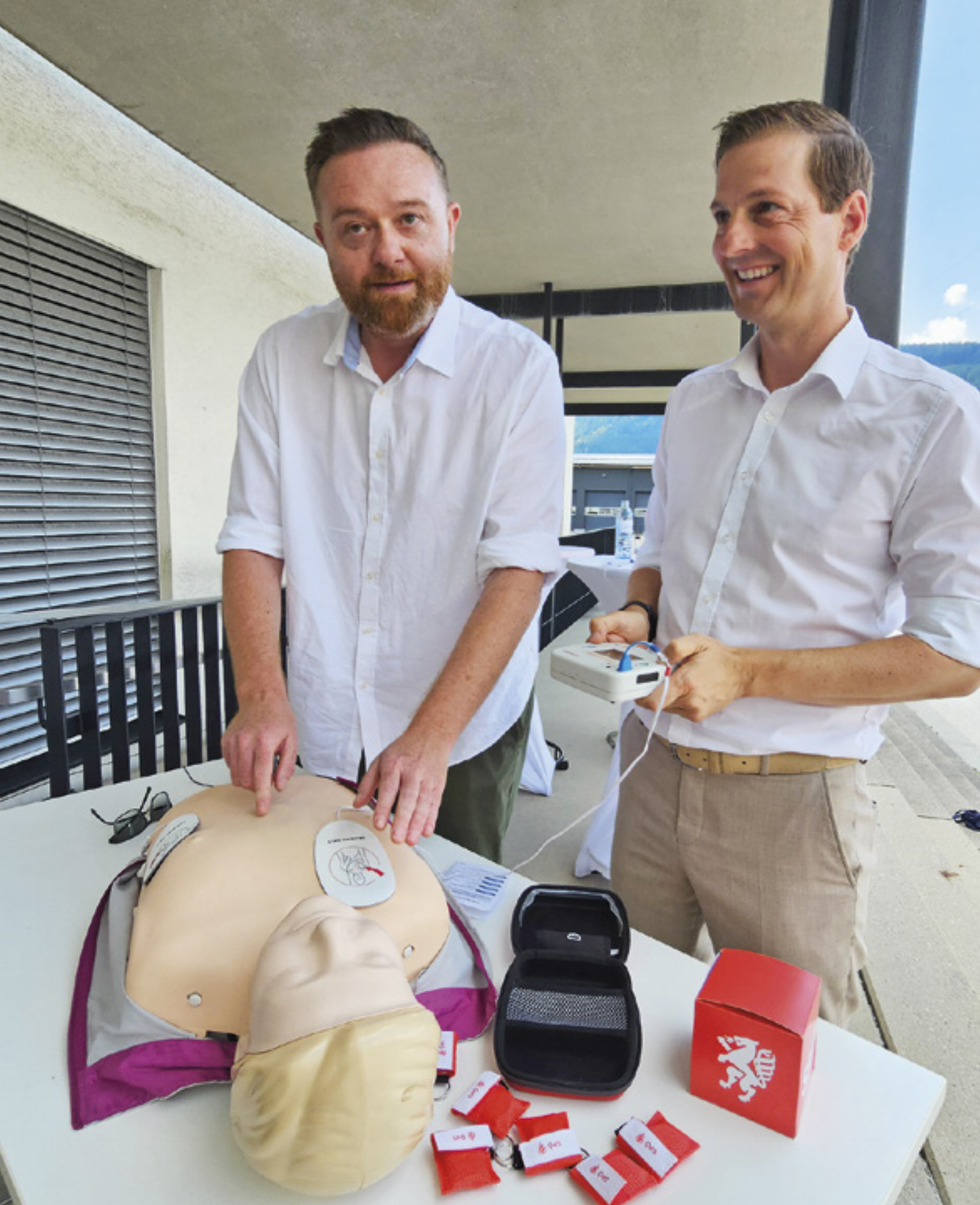Mario Lindner (li.) und Thomas Reingruber bei der Demonstration des Übungsdefibrillators. Foto: SP - Das Bild wird blockiert. – Möglicherweise durch einen aktiven Adblocker.