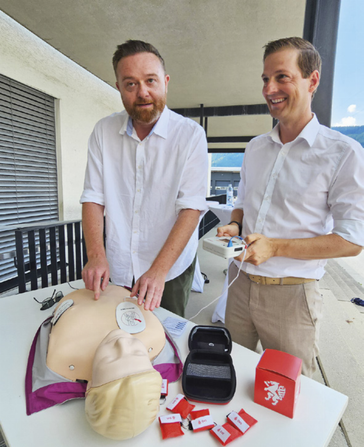 Mario Lindner (li.) und Thomas Reingruber bei der Demonstration des Übungsdefibrillators. Foto: SP