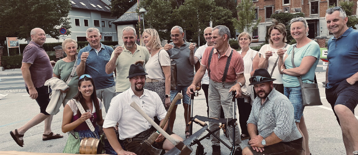 Maibaumgewinner Franz Reichinger (4.v.l. stehend) mit Geschwistern und Partnerinnen sowie Marketenderin und „Maibaumsagler“ Reiter und Scheucher. 
Foto: Pitzer