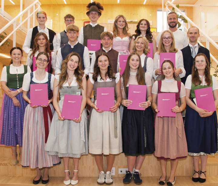 Schülerinnen und Schüler der 8A „MUSIKreativ“ (1. Reihe von links nach rechts): Elisabeth Scharfetter, Theresa Rettenwender, Julia Buchsteiner, Maria Pilz, Christin Fritzenwallner, Valentina Fuchs. 2. Reihe von links nach rechts: Prof. Mag. Christina Lugstein-Kirchgasser, Isabella Adlam, Alexander Völkl, Tobias Hafner, Hannah Thurner, Verena Quehenberger, Dir. Prof. Mag. Martin Kogler. 3. Reihe von links nach rechts: Ariella Mehrl (guter Erfolg), Felix Ahornegger (ausgezeichneter Erfolg), Luis Kocher, Leonie Taxer, Lilian Schlager, Prof. Mag. Michael Kroiß.