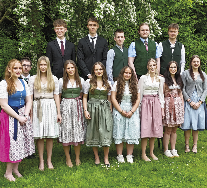 Abschluss der Klasse 8B: Linda Marl, Bastian Hofer, Leonie Mayerl, Natasa Stojic, Annabel Onczay, Doris Marcius, Marlene Tanzmeister, Svenja Hochrainer, Luzia Mulej (vorne v.li); Leo Gaisberger, Luka Prijic, Andreas Hauser, Vincent Gala, Ivan Martinovic (hinten).