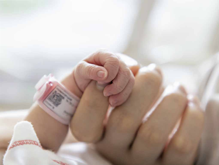 Ab Oktober kommen in Schladming keine Babies mehr zur Welt. Danach bietet ein Hebammenstützpunkt, betrieben an zwei Wochentagen von der KAGes, eine Anlaufstelle vor und nach der Geburt. Foto: Adobe Stock