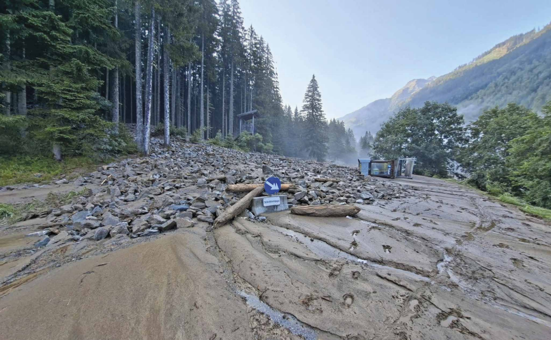 Die Untertalstraße in Schladming wurde bei der Wilden-Wasser-Mautstation auf über 600 Meter vermurt.
Foto: FF Untertal-Rohrmoos - Das Bild wird blockiert. – Möglicherweise durch einen aktiven Adblocker.
