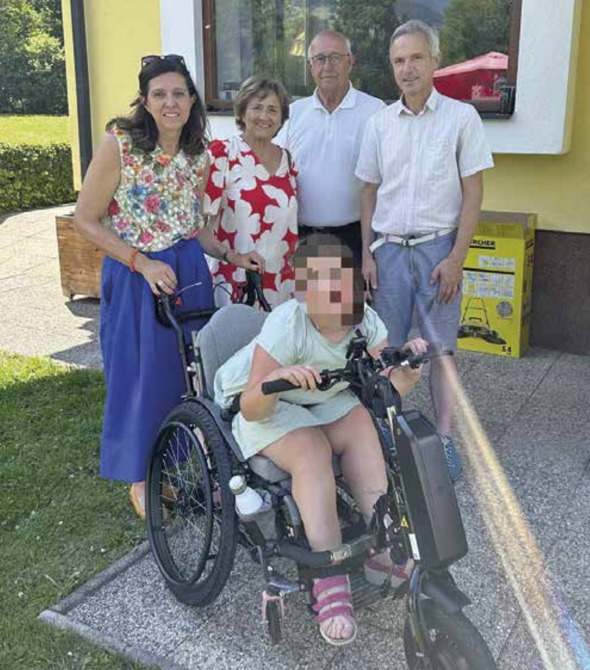 Am Bild: Dr. Daniela Habersatter-Theil, Johanna Gruber, Klaus Lackner und Josef Mitterwallner mit Anna.

Foto: Privat - Das Bild wird blockiert. – Möglicherweise durch einen aktiven Adblocker.