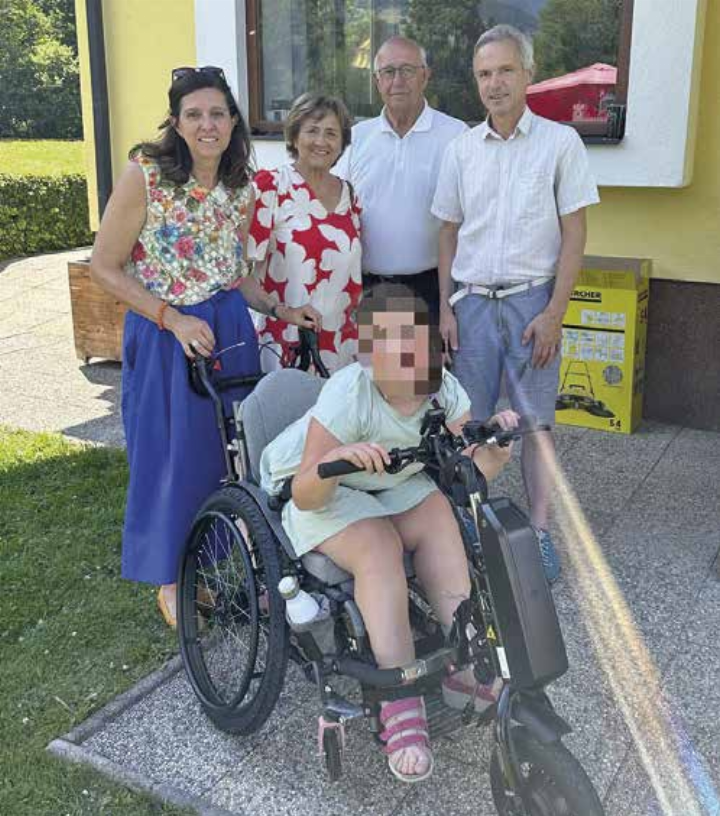 Am Bild: Dr. Daniela Habersatter-Theil, Johanna Gruber, Klaus Lackner und Josef Mitterwallner mit Anna.

Foto: Privat