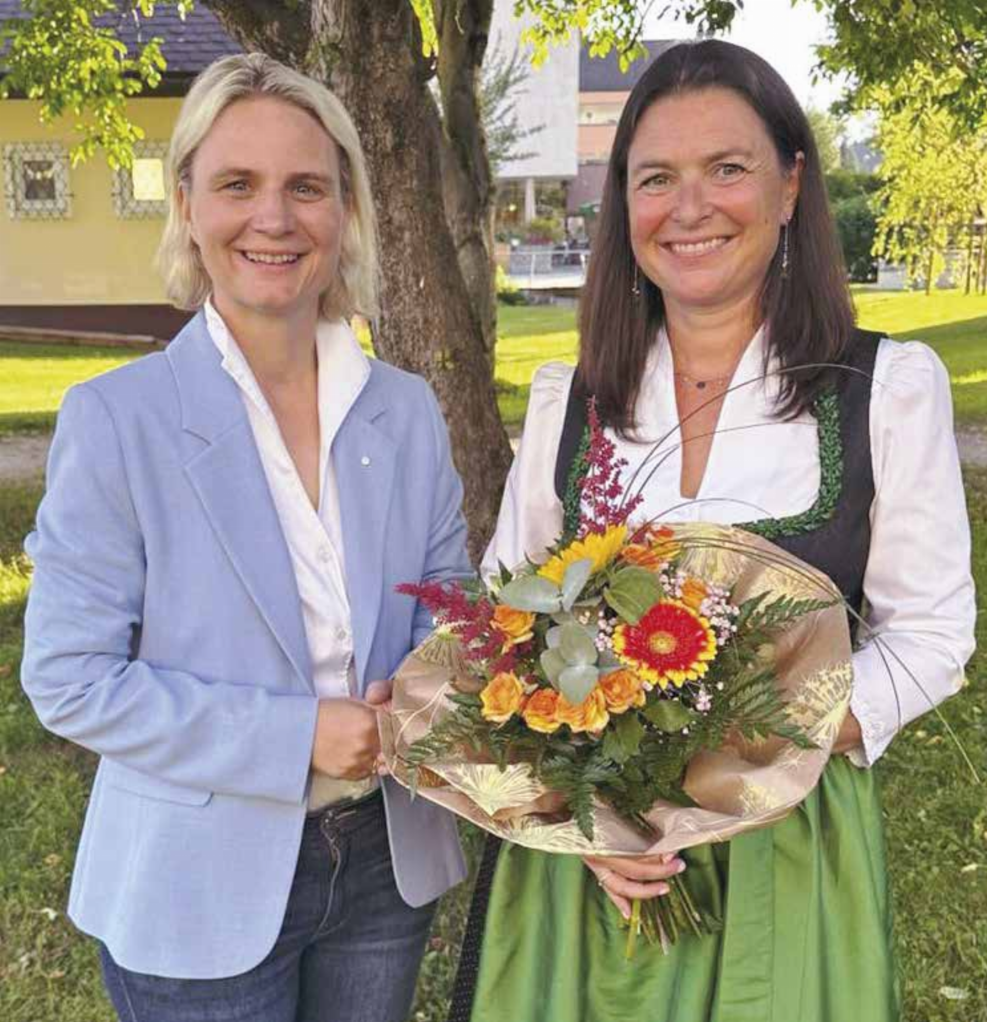 Landesleiterin Martina Kaufmann gratuliert der neuen Bezirksleiterin Anita Simoner.

Foto: VP-Frauen - Das Bild wird blockiert. – Möglicherweise durch einen aktiven Adblocker.