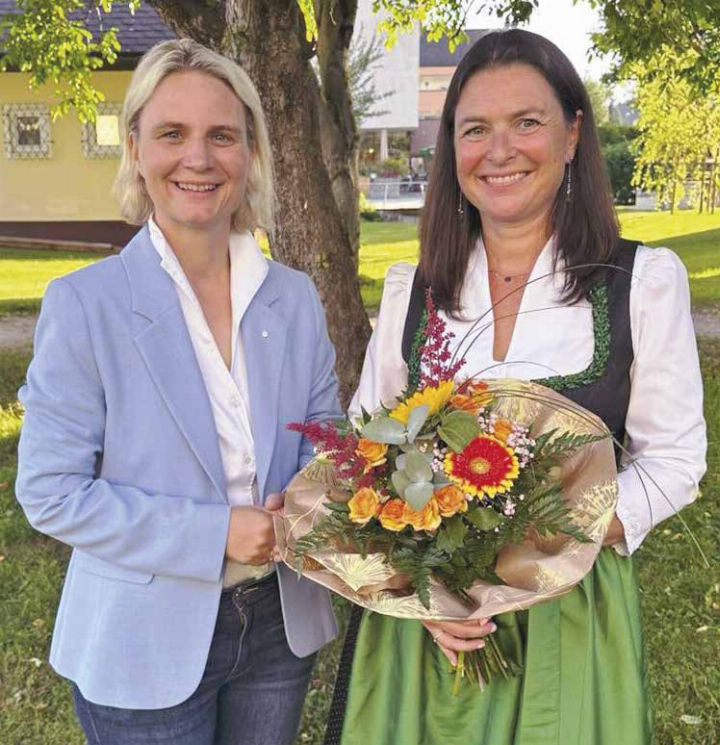 Landesleiterin Martina Kaufmann gratuliert der neuen Bezirksleiterin Anita Simoner.

Foto: VP-Frauen
