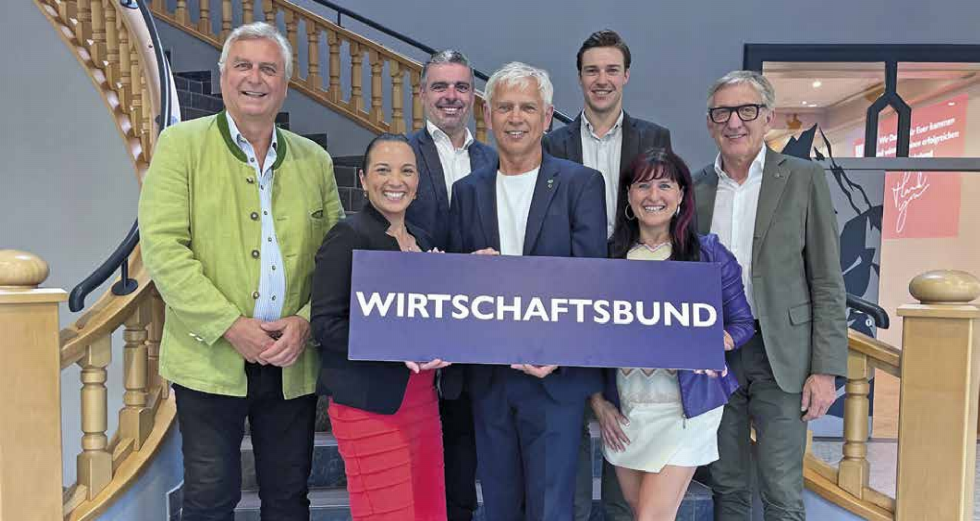 Hinten: Jürgen Hentschl (stv. Obmann), Christian Hollinger (Vorstand), Simon Hartweger (Vorstand), Josef Herk (Präsident WB Steiermark). Vorne: Sarah May Stangl-Feliciano (Organisationsreferentin), Egon Hierzegger (Bezirksgruppenobmann) und Barbara Maxonus (Obmann-Stv.). Foto: Birgit Steinberger - Das Bild wird blockiert. – Möglicherweise durch einen aktiven Adblocker.
