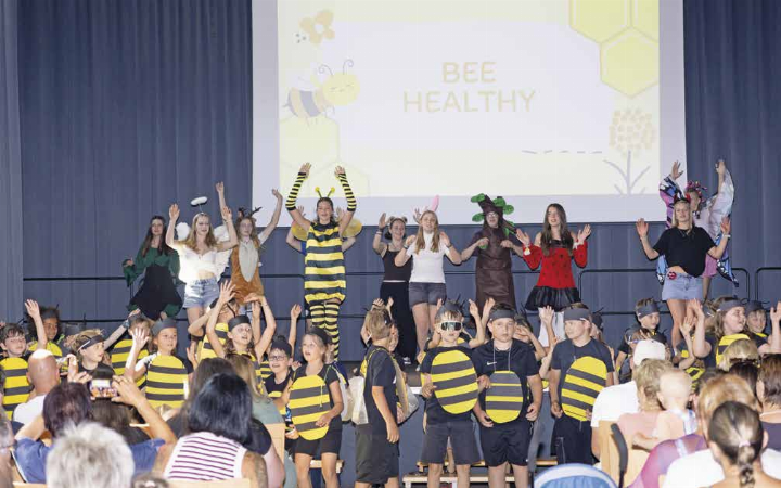 Die Ergebnispräsentation zeigte, wie engagiert die beiden Schulen das Projekt „BeeHealthy“ auch in diesem Schuljahr umgesetzt haben.

Foto: o. K.