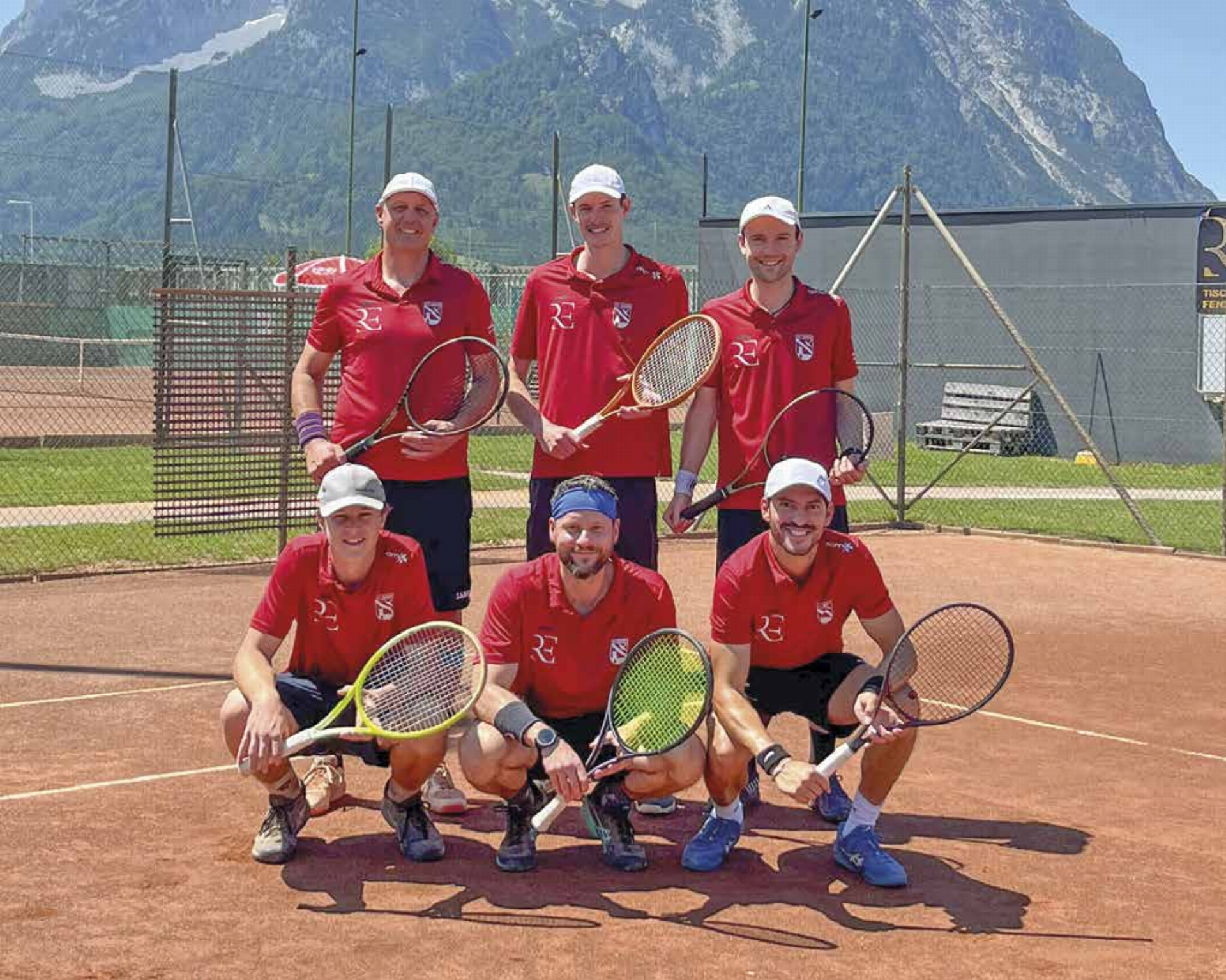 Die Irdninger ließen gegen Gröbming keine Punkte liegen (v.l. stehend): Bernd Furche, Gregor Köberl, Alex Jagersberger; kniend: Levin Kaiser, Gerald Fahrnberger, Lukas Sieghartsleitner. - Das Bild wird blockiert. – Möglicherweise durch einen aktiven Adblocker.