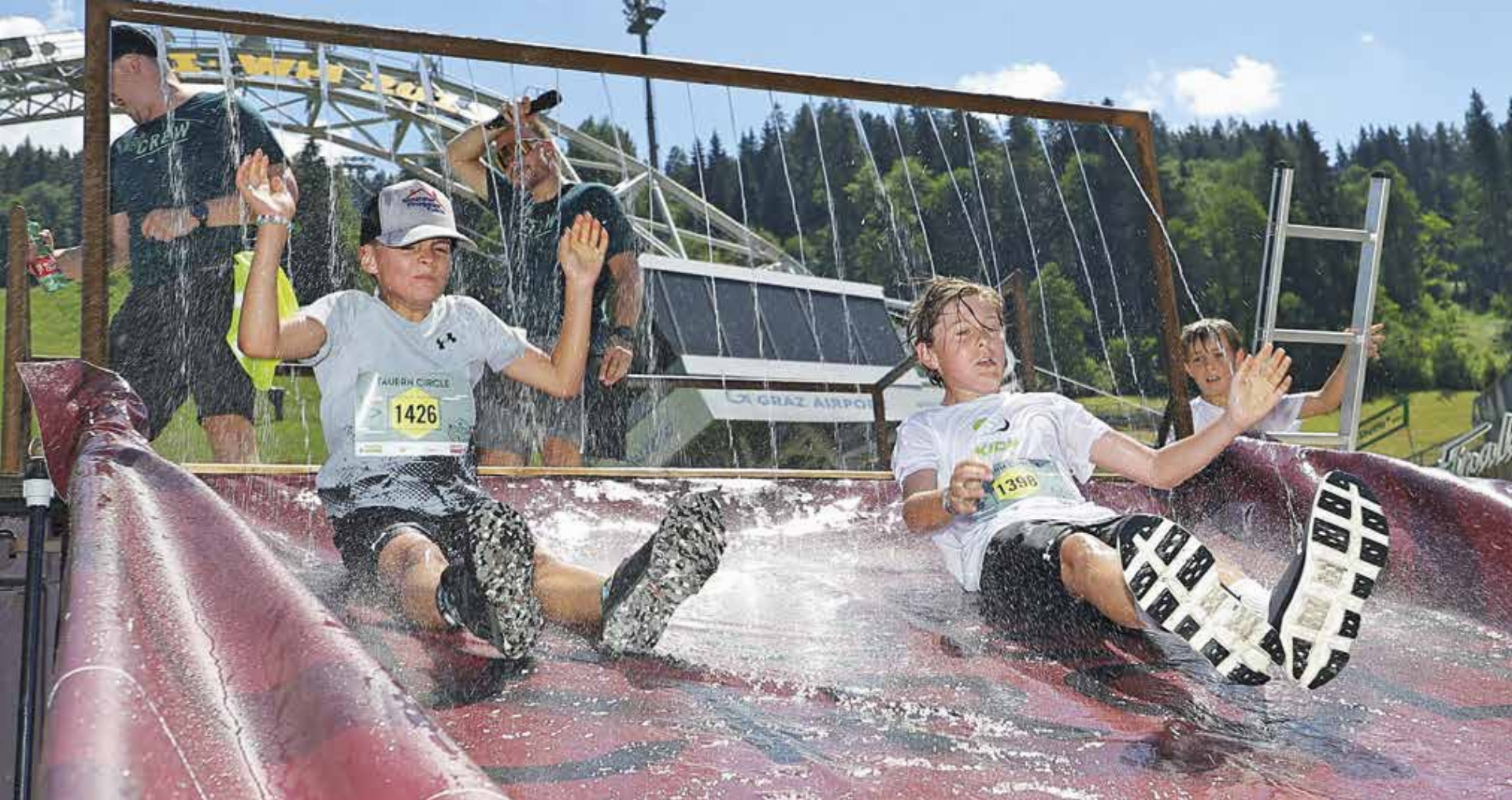 Mit vollem Einsatz über die Hindernisse: Beim Junior Race meisterten 300 Kinder und Jugendliche den Parcours im Planai-Zielstadion. Foto: Thomas Bachun - Das Bild wird blockiert. – Möglicherweise durch einen aktiven Adblocker.