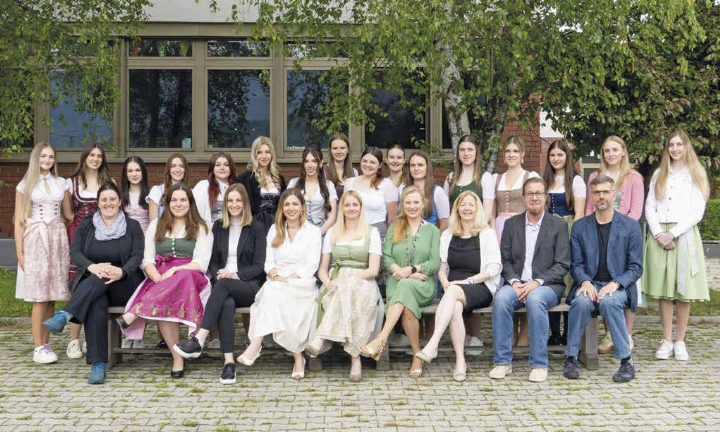 Absolventinnen der 5a-Klasse: Boughton Alice, Griesser Emilia, Günther Leonie, Jetz Celina, Langbrugger Eva, Lechner Christina, Leitner Laura, Leitner Lorena, Lemmerer Angelina, Pichler Leonie, Raninger Anja, Schadenbauer Lara, Schwarzenbrunner Lisbeth, Seebacher Greta, Thalhammer Lena, Weissl Sabine.