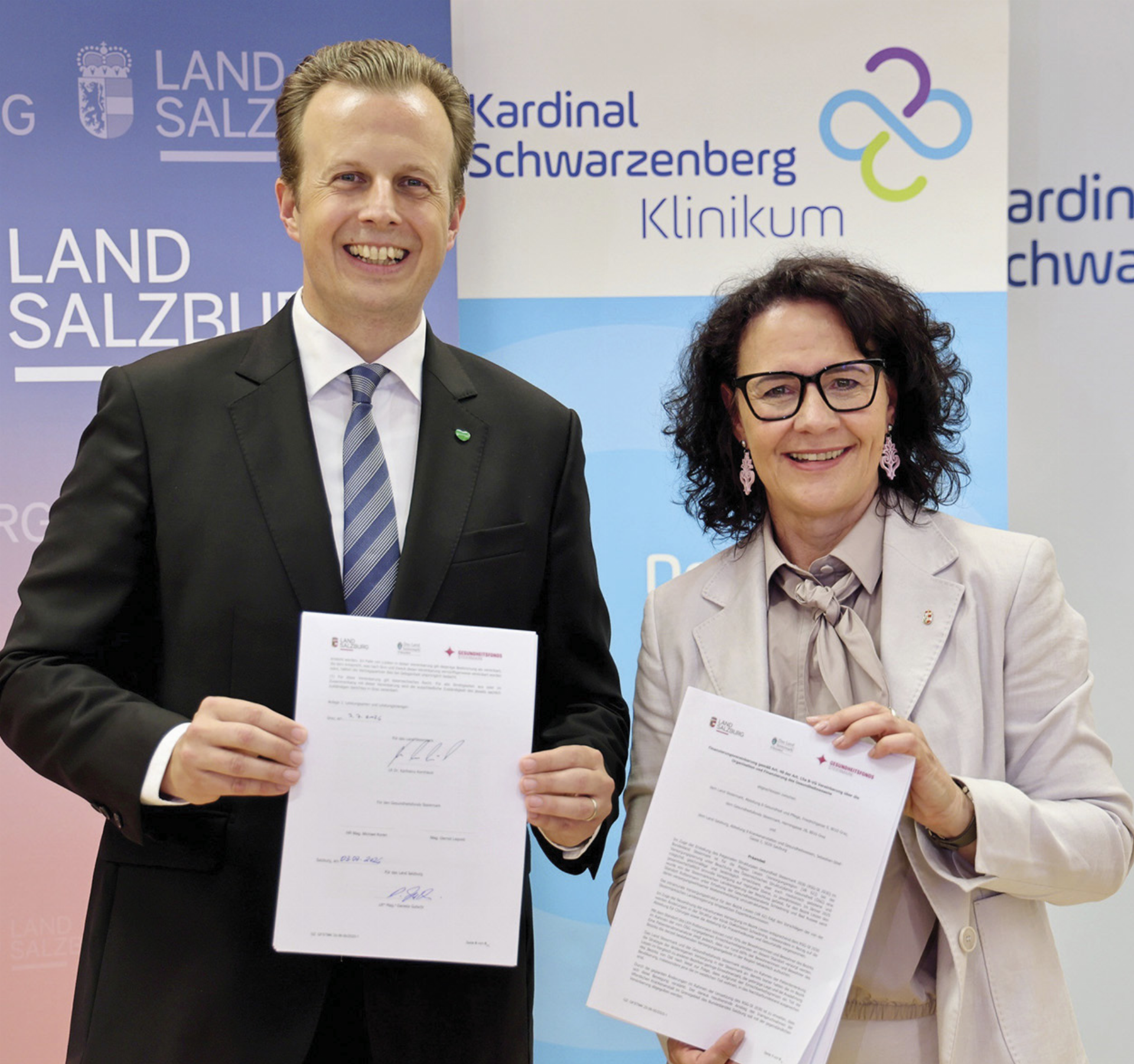 Gesundheitslandesrat Karlheinz Kornhäusl und seine Salzburger Amtskollegin Daniela Gutschi haben vergangene Woche die Finanzierungsvereinbarung unterzeichnet. 
Foto: Franz Neumayr - Das Bild wird blockiert. – Möglicherweise durch einen aktiven Adblocker.