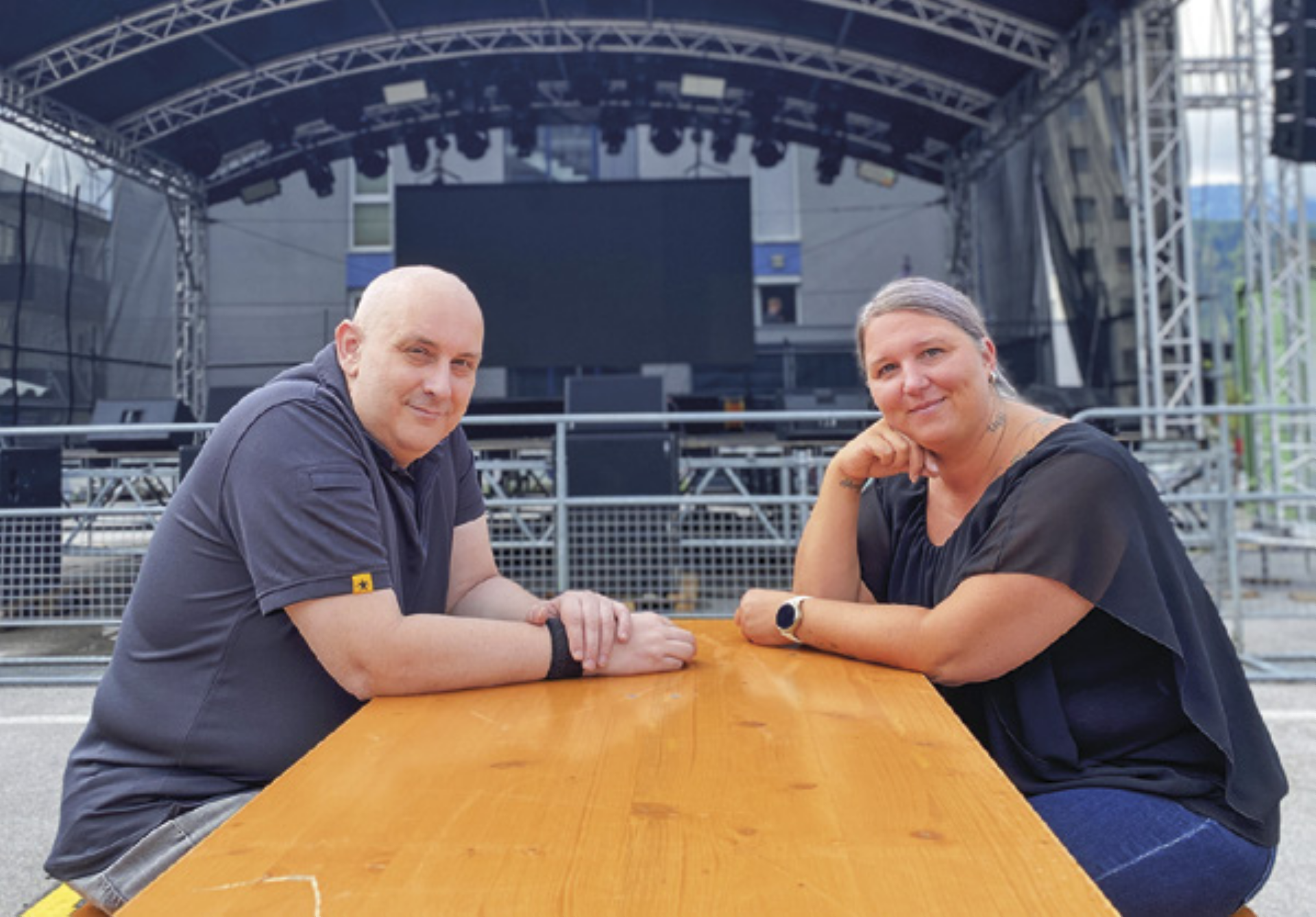 Kulturreferentin Angelika Platzer und Citymanager Heinz Treschnitzer beim Lokalaugenschau kurz vor Beginn des Sommerbühnen-Festivals. Foto: Ennstaler - Das Bild wird blockiert. – Möglicherweise durch einen aktiven Adblocker.