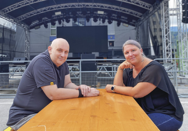 Kulturreferentin Angelika Platzer und Citymanager Heinz Treschnitzer beim Lokalaugenschau kurz vor Beginn des Sommerbühnen-Festivals. Foto: Ennstaler