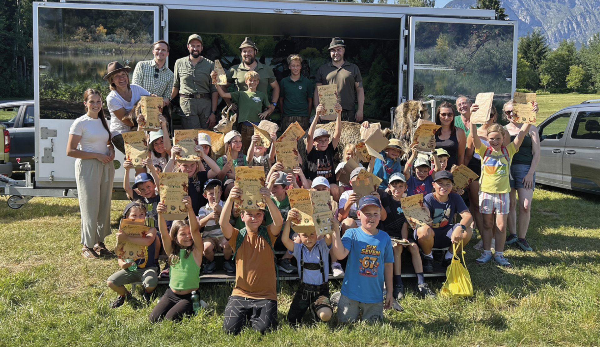 Die jungen Wald- und Wildexperten erhielten eine Waidknopf-Urkunde.

Foto: o.K. - Das Bild wird blockiert. – Möglicherweise durch einen aktiven Adblocker.