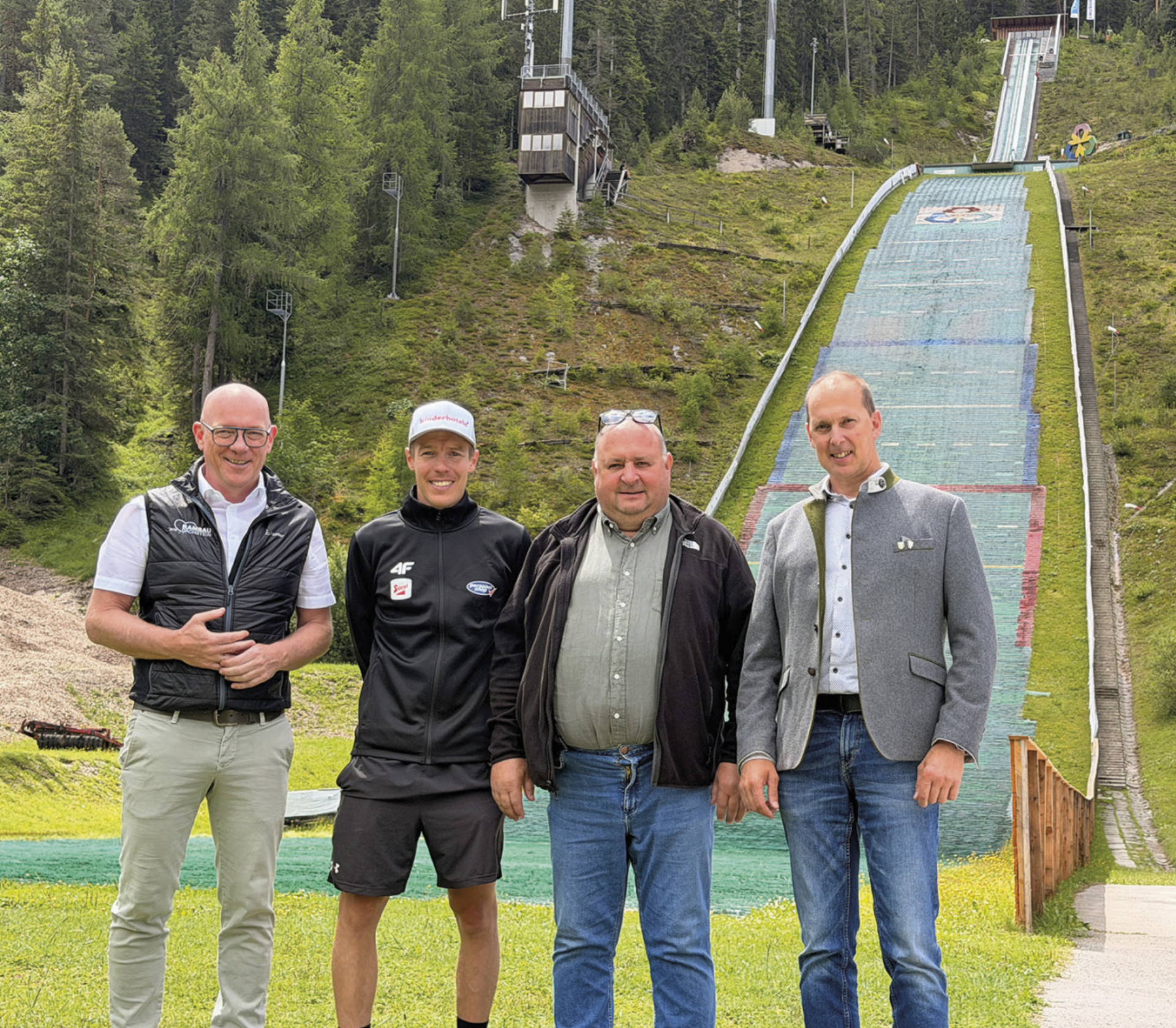 Lokalaugenschein an der Sprungschanze (v.l.): Thomas Glaser (GF Rams auer Verkehrsbetriebe), Franz-Josef Rehrl, GF Peter Riedel und Bürgermeister Johannes Uttinger. Foto: Peter Riedel Gmbh - Das Bild wird blockiert. – Möglicherweise durch einen aktiven Adblocker.
