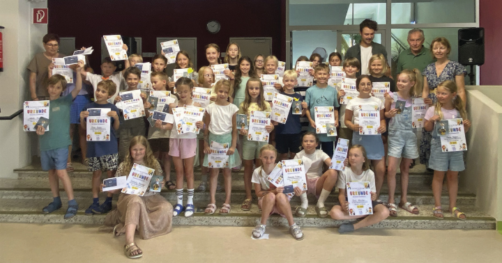 Die Kinder wurden für ihre Darbietungen mit Urkunden und Pizzagutscheinen bedacht. Foto: VS Haus