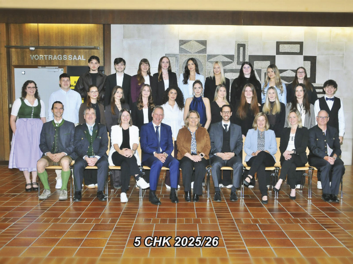 5C, Klassik HAK: Florina Gruber, Julia Kanzler, Luca Kekesi, Sarah Lemmerer haben mit gutem Erfolg maturiert. Bestanden haben Jakob Frehsner, Vanessa Gassner, Dominik Hammer, Leonie Haritsch, Sina Jenker, Anna Katic, David Katic, Kristin Köberl, Marie Kreutzer, Vanessa Perlaskaj, Maja Petrovic, Argtim Rexhepi, Jana Schachner, Anika Strimitzer und Vanessa Zaihsenberger. alle Fotos: Foto Fröschl 5C, Klassik HAK: Florina Gruber, Julia Kanzler, Luca Kekesi, Sarah Lemmerer haben mit gutem Erfolg maturiert. Bestanden haben Jakob Frehsner, Vanessa Gassner, Dominik Hammer, Leonie Haritsch, Sina Jenker, Anna Katic, David Katic, Kristin Köberl, Marie Kreutzer, Vanessa Perlaskaj, Maja Petrovic, Argtim Rexhepi, Jana Schachner, Anika Strimitzer und Vanessa Zaihsenberger. alle Fotos: Foto Fröschl