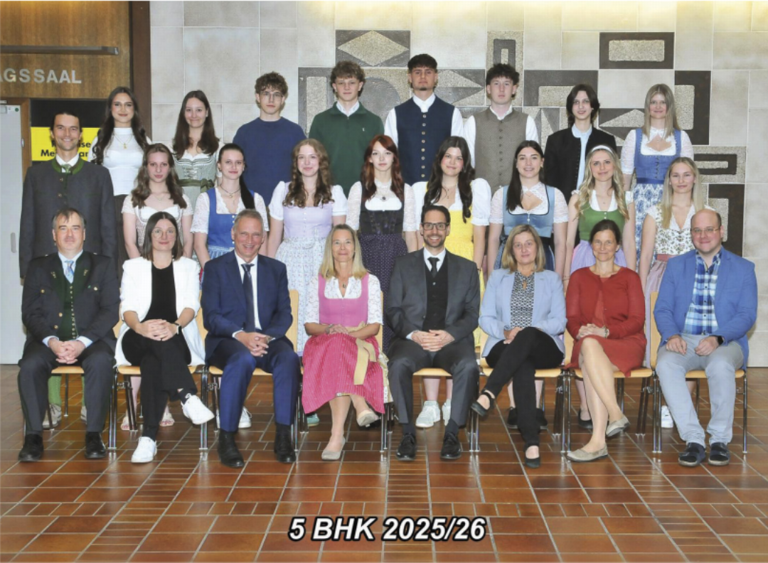 5B, Europa HAK: Dayana Ebhart, Anja Fink und Julia Nowak haben mit ausgezeichnetem Erfolg und Fabio Brandl mit gutem Erfolg abgeschlossen. Bestanden haben Summer Berger, Adnana Brancov, Laura Di Lena, Alexander Gressl, Leon Grill, Larissa Kremser, Alexander Lasser, Leonora Leitner, Katharina Mayr und Elisabeth Walcher. 5B, Europa HAK: Dayana Ebhart, Anja Fink und Julia Nowak haben mit ausgezeichnetem Erfolg und Fabio Brandl mit gutem Erfolg abgeschlossen. Bestanden haben Summer Berger, Adnana Brancov, Laura Di Lena, Alexander Gressl, Leon Grill, Larissa Kremser, Alexander Lasser, Leonora Leitner, Katharina Mayr und Elisabeth Walcher.