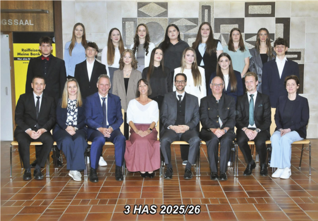 3HAS, Handelsschule: Mit Auszeichnung abgeschlossen hat Katharina Berger, mit gutem Erfolg Jan Schlener und Marina Schuster. Bestanden haben Diard Dautaj, Marina Dukic, Susanne Eissa, Marlene Großauer, Luca Haywan, Svenja Hinterlaßnig, Leonie Hußauf, Medijana Kovacevic, Daniel Marold, Christina Mayr, Anna Paric, Benjamin Rexhepi, Anastasija Tomic. 3HAS, Handelsschule: Mit Auszeichnung abgeschlossen hat Katharina Berger, mit gutem Erfolg Jan Schlener und Marina Schuster. Bestanden haben Diard Dautaj, Marina Dukic, Susanne Eissa, Marlene Großauer, Luca Haywan, Svenja Hinterlaßnig, Leonie Hußauf, Medijana Kovacevic, Daniel Marold, Christina Mayr, Anna Paric, Benjamin Rexhepi, Anastasija Tomic.