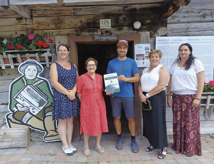 Der Tourismusverband überreicht die offizielle Fördertafel an das Heimatmuseum.

Foto: o.K.