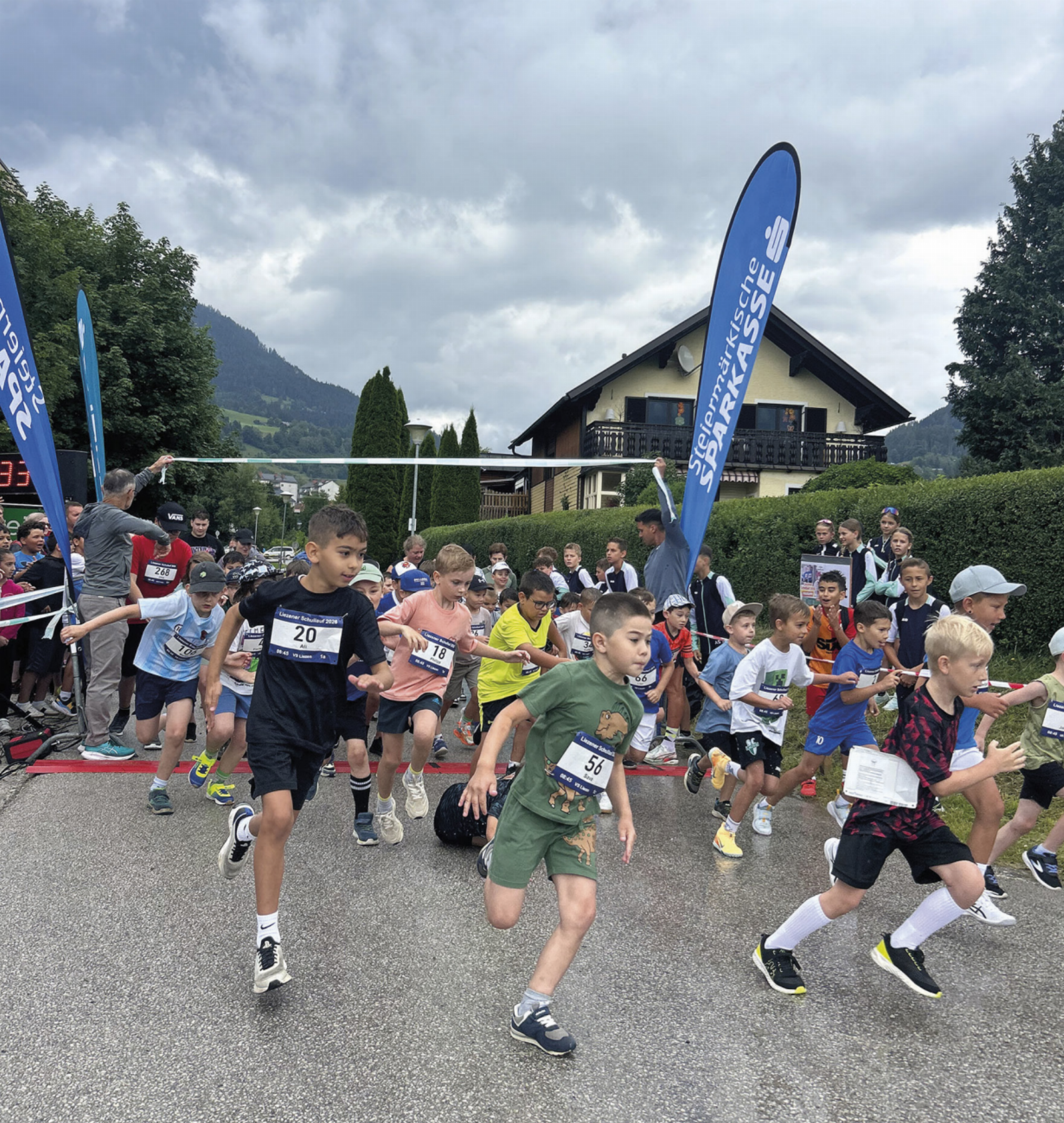 Schülerinnen und Schüler der drei Liezern Pflichtschulen drehten je nach Altersklasse unterschiedlich oft die Runden der 440 Meter langen Strecke. 
Foto: o.K. - Das Bild wird blockiert. – Möglicherweise durch einen aktiven Adblocker.