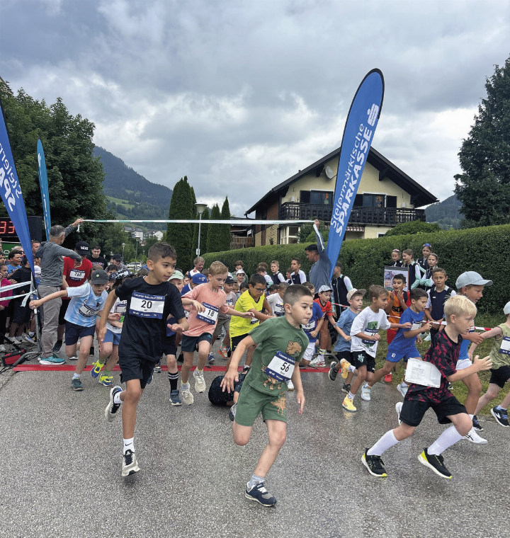 Schülerinnen und Schüler der drei Liezern Pflichtschulen drehten je nach Altersklasse unterschiedlich oft die Runden der 440 Meter langen Strecke. 
Foto: o.K.