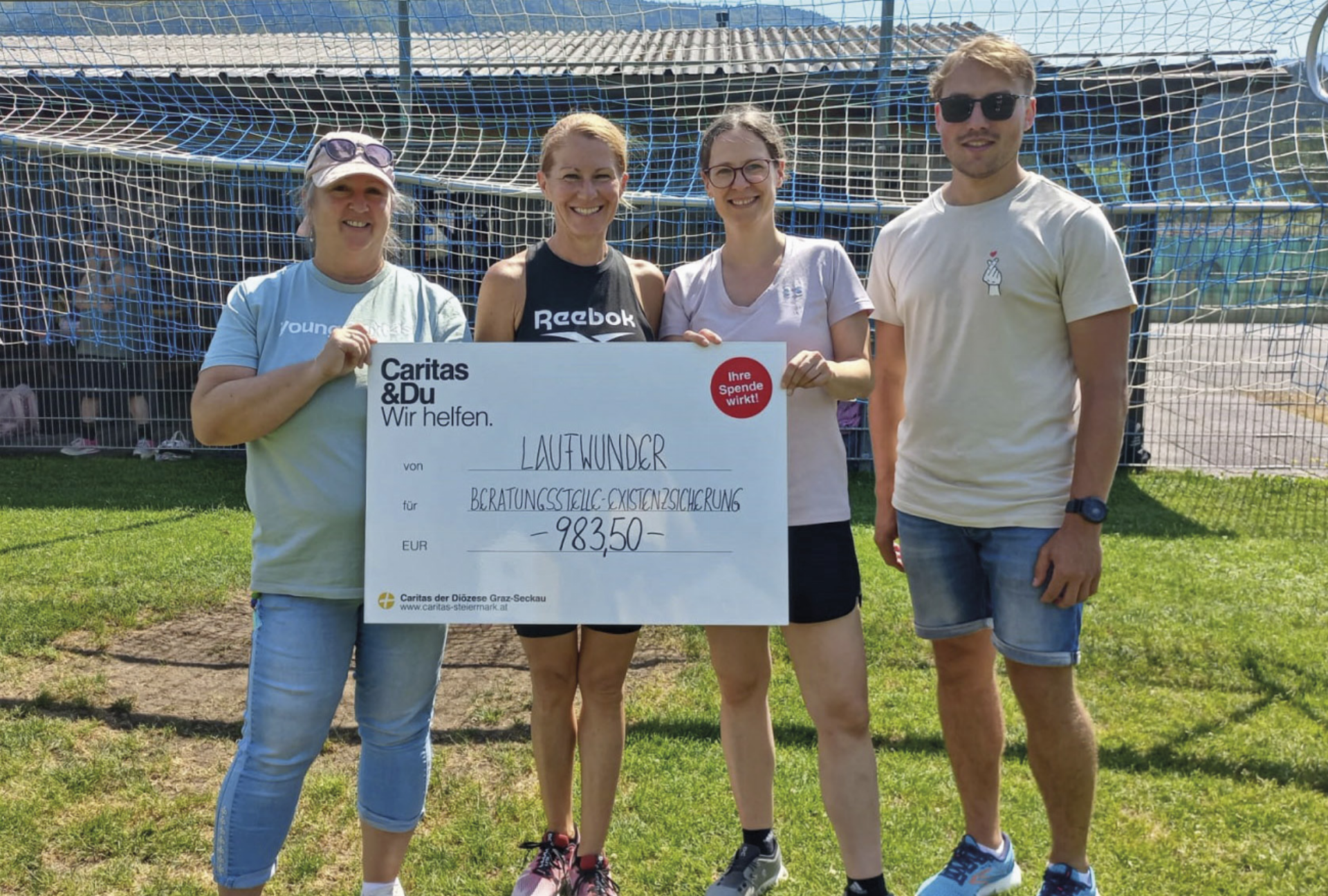 Spendenübergabe (v.l.): Tamara Kaltenegger von der Caritas, Direktorin Gabriele Rodlauer von der VS St. Gallen, Direktorin Marina della Pietra von der VS Altenmarkt und Organisator Jörg Ließ. Foto: Ließ - Das Bild wird blockiert. – Möglicherweise durch einen aktiven Adblocker.