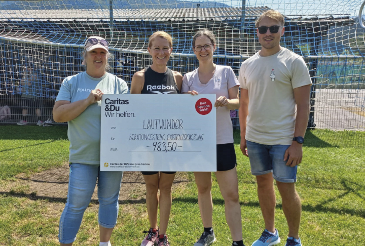 Spendenübergabe (v.l.): Tamara Kaltenegger von der Caritas, Direktorin Gabriele Rodlauer von der VS St. Gallen, Direktorin Marina della Pietra von der VS Altenmarkt und Organisator Jörg Ließ. Foto: Ließ