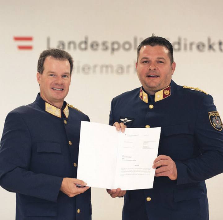 Am Foto: Christian Kuntner mit Landespolizeidirektor Gerald Ortner.

Foto: LPD Stmk