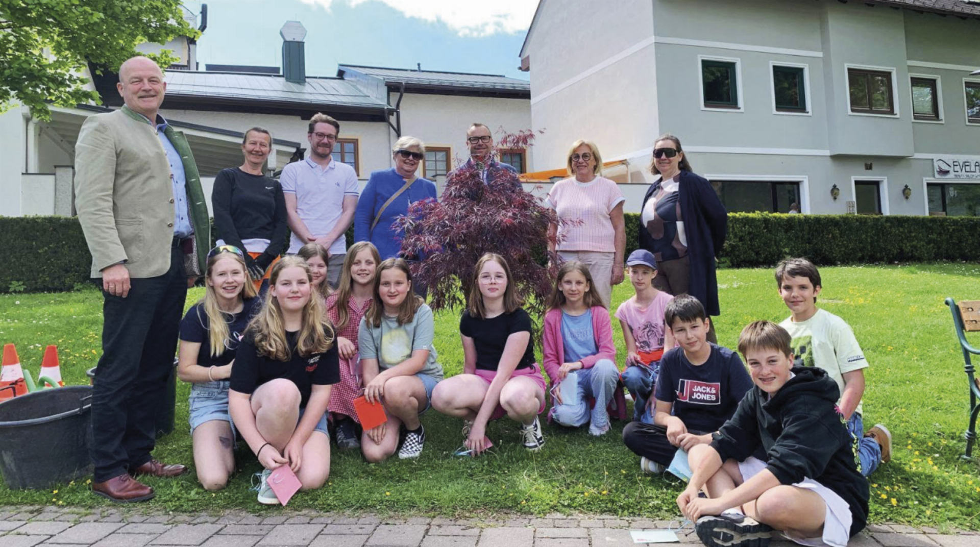 Der Wunschbaum der Kindergemeinderäte konnte nur ein Jahr mit ihnen mitwachsen. Anfang Juli wurde er von Unbekannten abgebrochen. Foto: Stadtgemeinde Schladming - Das Bild wird blockiert. – Möglicherweise durch einen aktiven Adblocker.