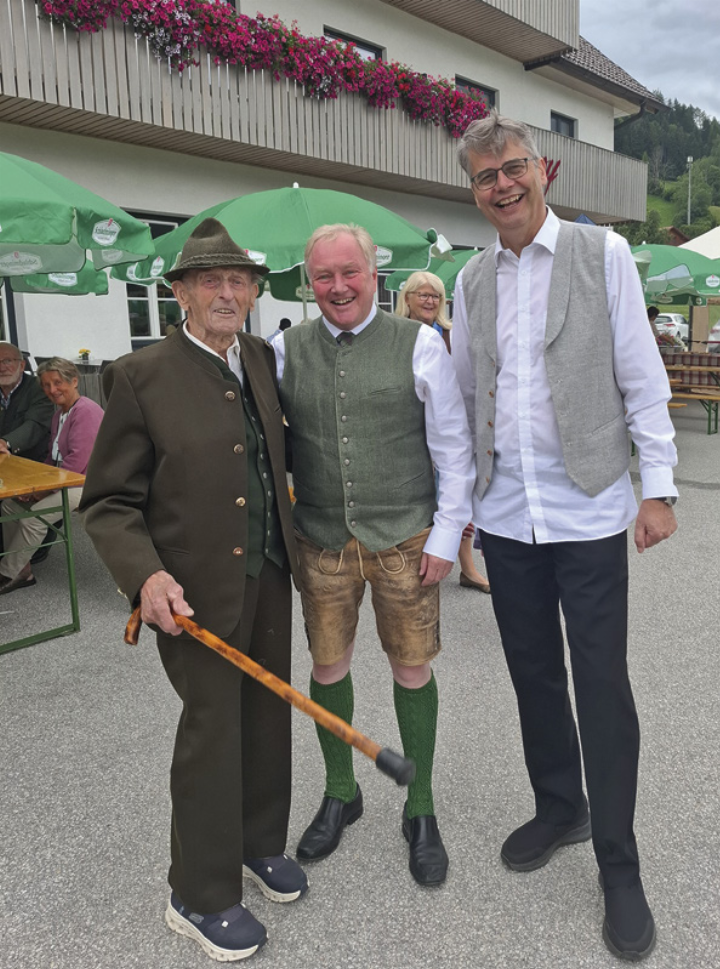 Kurator Markus Gerharter (Mitte) und Superintendent Wolfgang Rehner (r.) gratulierten Ferdinand Fischbacher.

Foto: Kurt Röder