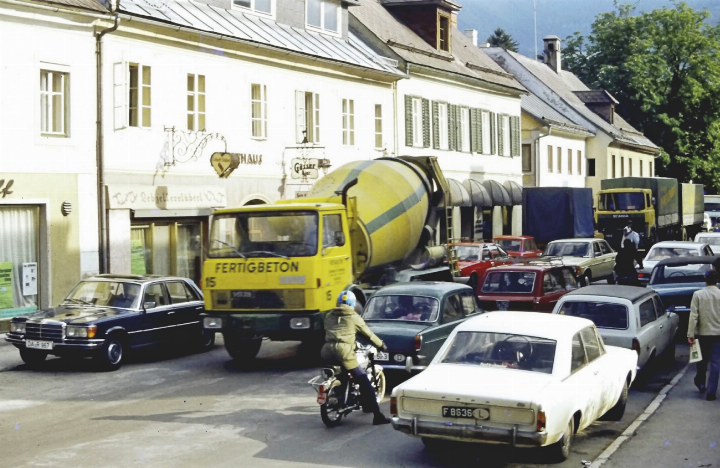 Vierzig, fünfzig Jahre alte Aufnahmen zeigen Menschen, Häuser, Stra- ßen und Ereignisse aus vergangenen Zeiten. Foto: Matuschik