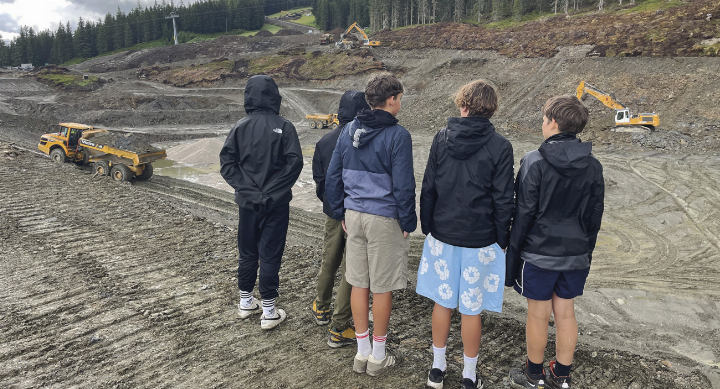 Die Schüler der Mittelschule Gröbming erhielten spannende Einblicke in die Bauabläufe. Foto: MS Gröbming