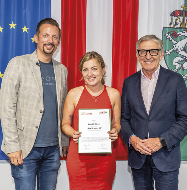 WKO-Steiermark-Präsident Josef Herk (re.) und „Steirische Wirtschaft“-Chefredakteur Mario Lugger (li.) gratulierten Lisa Ell-Mayer zur Auszeichnung. Foto: Fischer