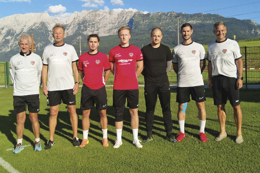 Die Neuzugänge des ASV Bad Mitterndorf mit dem Trainerteam (von links): Co-Trainer Heinz Schnupp, Trainer Helmut Edelmaier, die Spieler Fabio Huber, Jonas Dobersberger, Zoran Adam, Tormanntrainer Salvador Treiber sowie der sportliche Leiter Rene Ziller. Die Neuzugänge des ASV Bad Mitterndorf mit dem Trainerteam (von links): Co-Trainer Heinz Schnupp, Trainer Helmut Edelmaier, die Spieler Fabio Huber, Jonas Dobersberger, Zoran Adam, Tormanntrainer Salvador Treiber sowie der sportliche Leiter Rene Ziller.