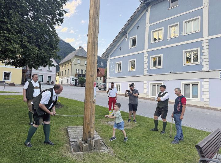 Maibaumumschneiden-in-Stainach