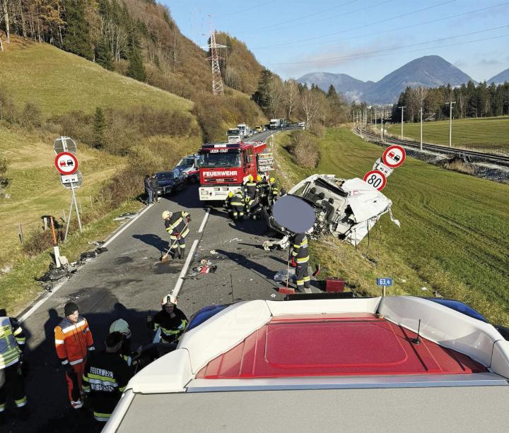 Lkw-kollidierte-mit-Kleinbus