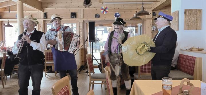 Gemeinsames-Faschingstreiben