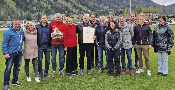 Goldene-Ehrennadel-berreicht