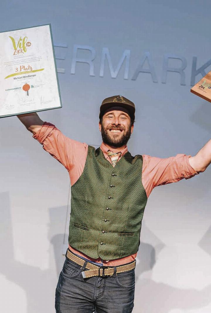 Mit-Gem-se-aus-den-Bergen-auf-das-Vifzack-Podest