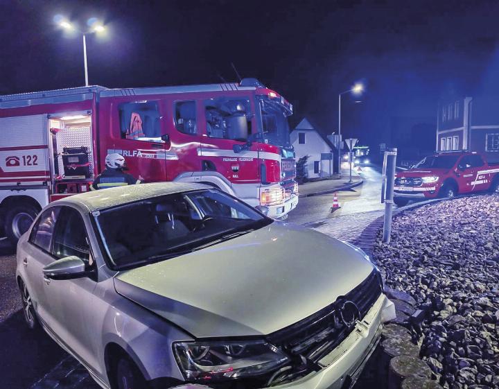 Pkw-prallt-gegen-Kreisverkehr-Mauer