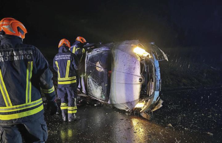Auto-berschl-gt-sich-Fahrer-leicht-alkoholisiert
