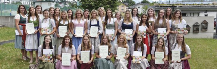 Fachschule-Gr-bming-verabschiedet-Absolventinnen