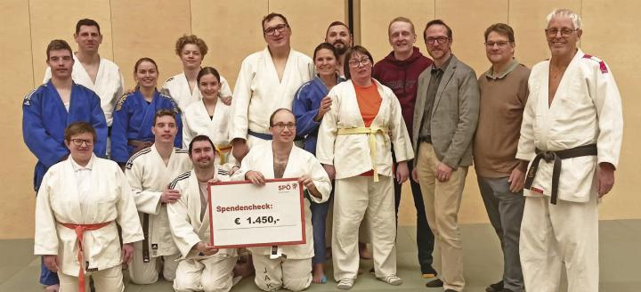 Spenden-bergabe-an-Judoclub