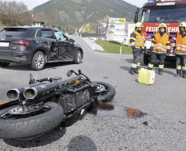 Pkw-und-Motorrad-kollidierten